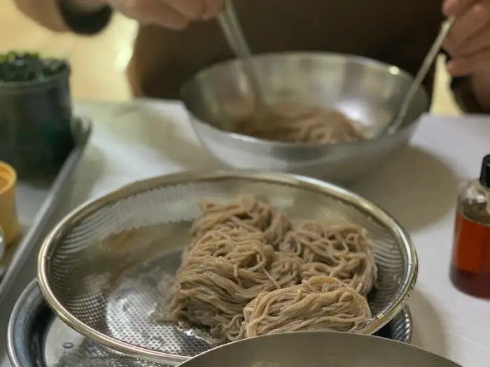 테이블에 놓인 메밀면과 고명들