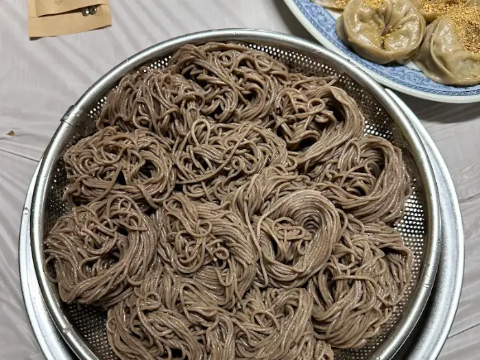다 비벼진 메밀 막국수