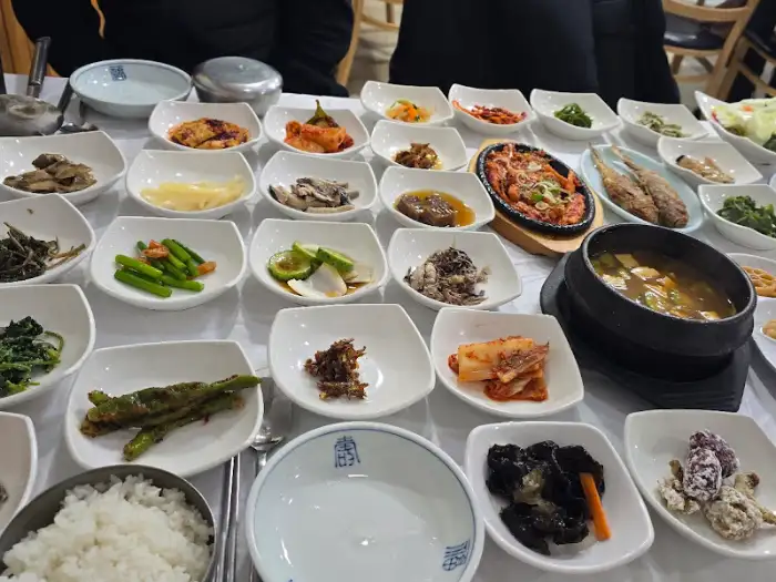버섯찌개와 다양한 반찬들