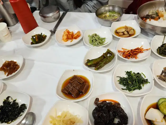 정갈하게 담긴 더덕구이