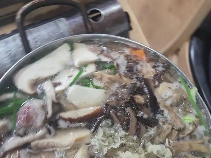 버섯찌개 안의 풍성한 재료들
