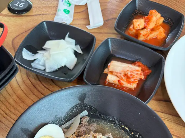 육회와 함께 나온 반찬들