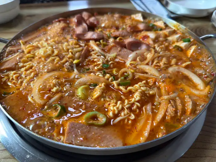 김치찌개 또는 부대찌개