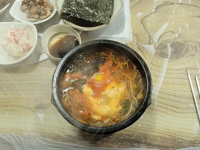 김이 모락모락 피어나는 콩나물해장국