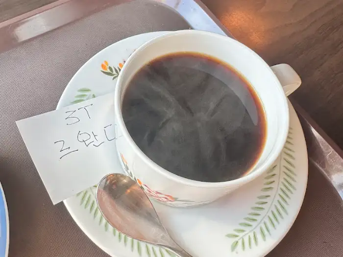 보헤미안 박이추커피 본점 커피와 컵받침