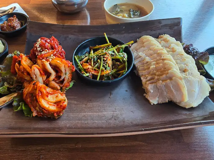 윤기 나는 보쌈과 파김치