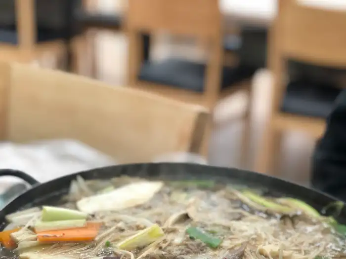 끓고 있는 능이버섯불고기