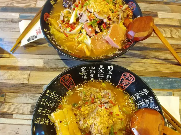 두 개의 마라탕 그릇이 놓여있는 모습