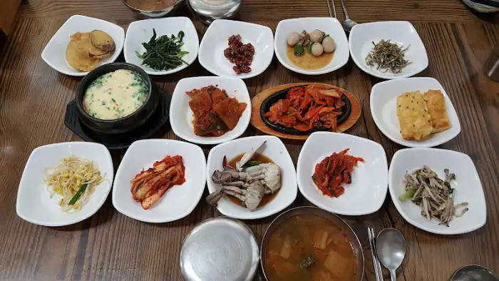 정갈하게 차려진 다양한 한식 반찬과 밥