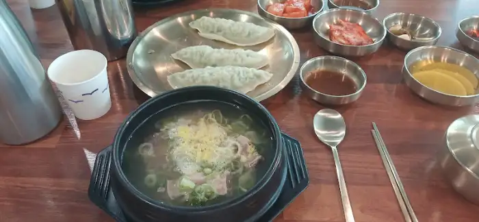 한 그릇 가득 담긴 따뜻한 국과 만두