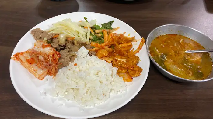 흰쌀밥과 함께 나온 든든한 반찬 구성