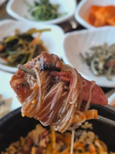 비빔밥 비벼 먹는 모습