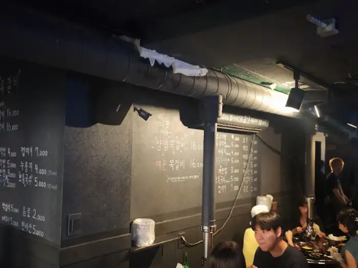 어두운 조명의 아늑한 내부 모습