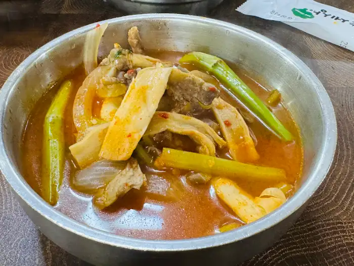 버섯과 고기가 들어간 매콤한 국물 요리