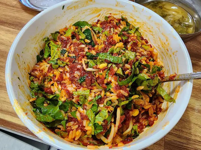 잘 비벼진 육회비빔밥