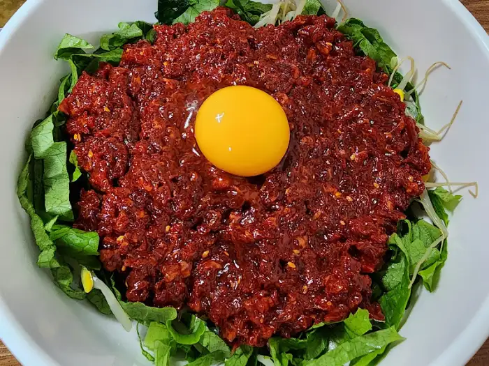 육회비빔밥과 노른자