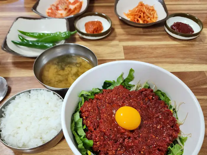 육회비빔밥 상차림