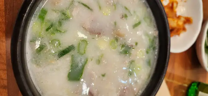 흰 국물의 맑은 탕 사진
