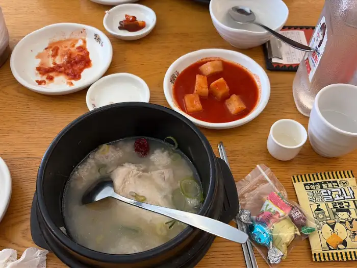 테이블 세팅과 삼계탕