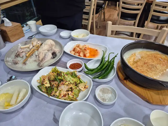 식탁에 차려진 음식들