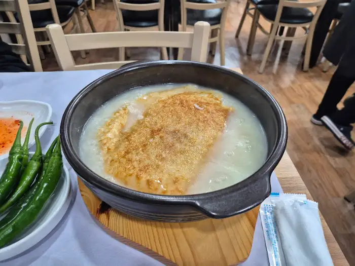 누룽지가 덮인 삼계탕
