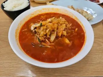 인천 차이나타운 찐 단골집, 양배추 듬뿍 짬뽕밥과 바삭 군만두