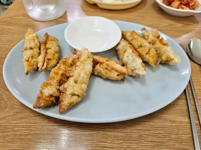 노릇하게 튀겨진 군만두가 접시에 담겨 있습니다.