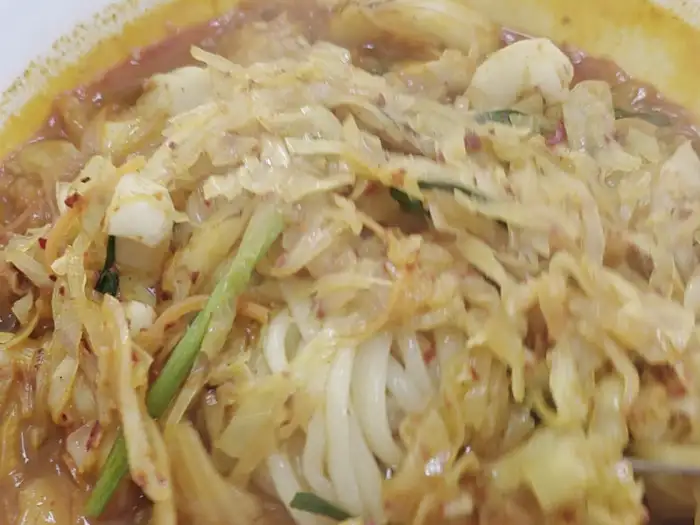 짬뽕밥 속 면발과 양배추를 클로즈업한 모습