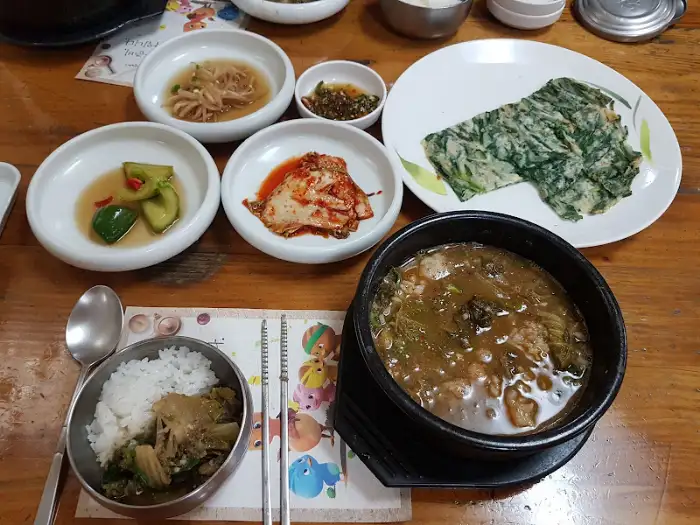 정갈하게 차려진 밑반찬과 추어탕