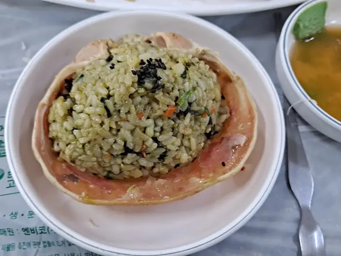 대게 딱지에 담긴 밥