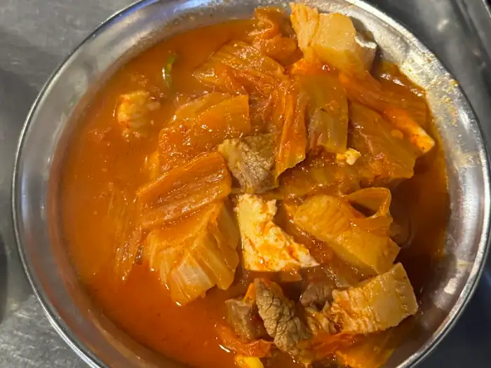 푸짐한 고기가 들어간 된장찌개