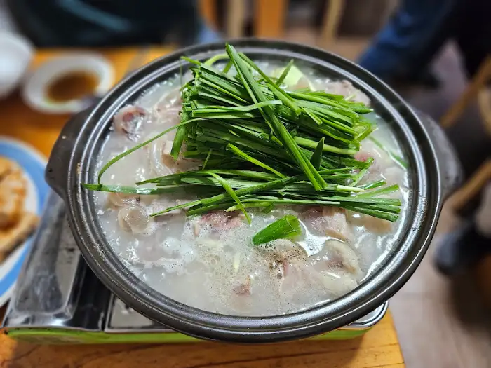 끓고 있는 수육 냄비 윗 모습