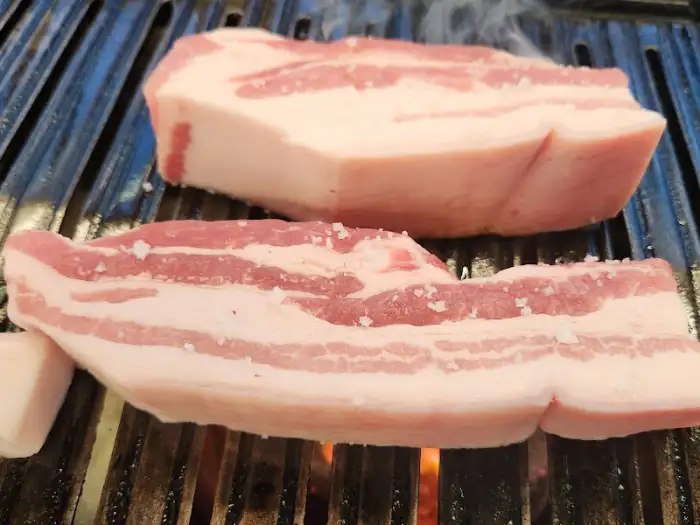 초벌구이 준비 중인 두툼한 흑돼지 삼겹살