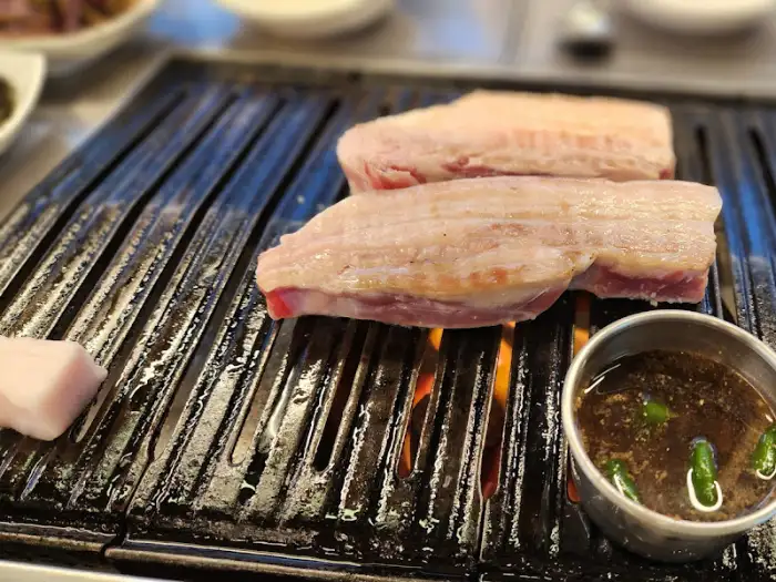 숯불 위에서 맛있게 익어가는 흑돼지