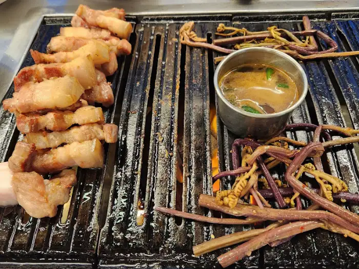 잘 익은 흑돼지 조각과 곁들여 먹을 나물