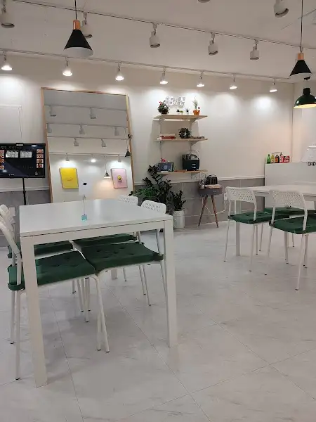 매장 내부와 테이블 세팅