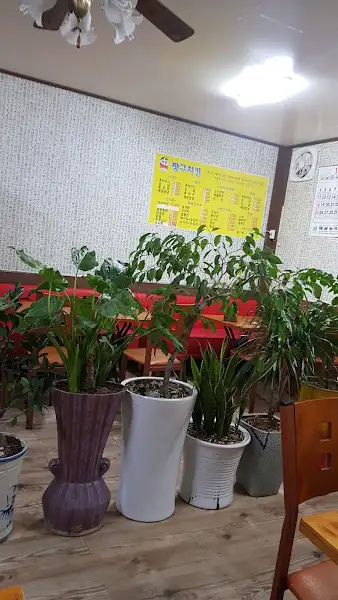 가게 벽에 걸린 노란색 메뉴판