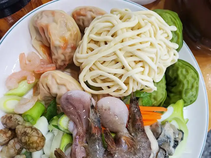 푸짐한 해물과 면이 준비된 칼국수 냄비