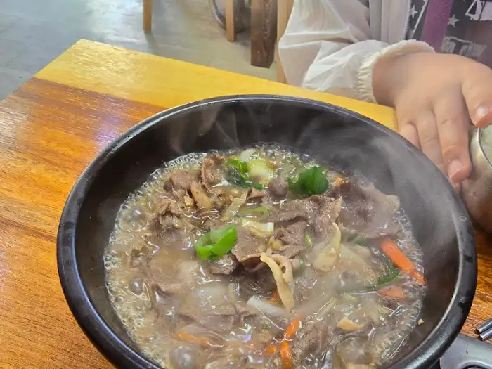 김이 모락모락 나는 뚝배기 불고기