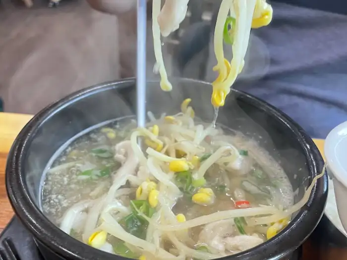 콩나물국밥에 밥을 말아먹는 모습