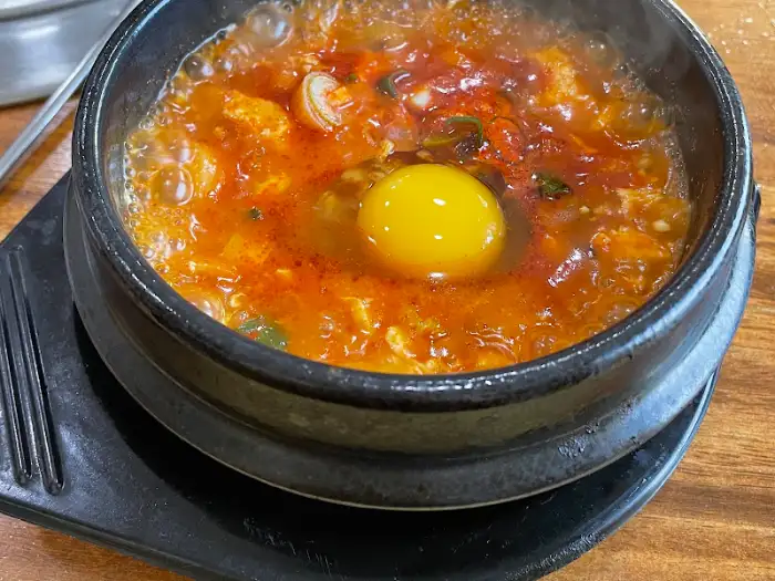 계란 노른자가 올라간 얼큰한 김치찌개