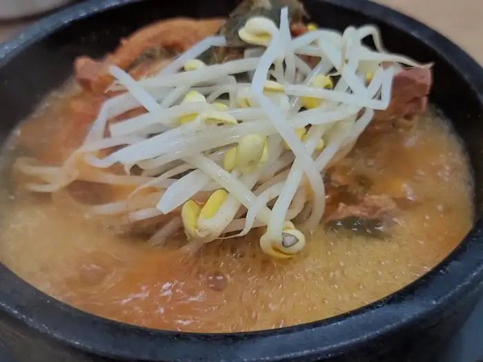 뼈다귀해장국에 콩나물이 듬뿍 올라간 모습