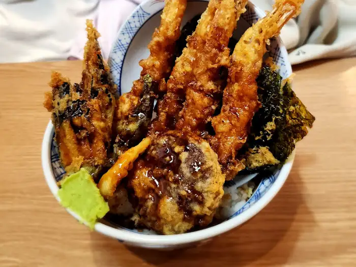 다양한 튀김이 올라간 텐동