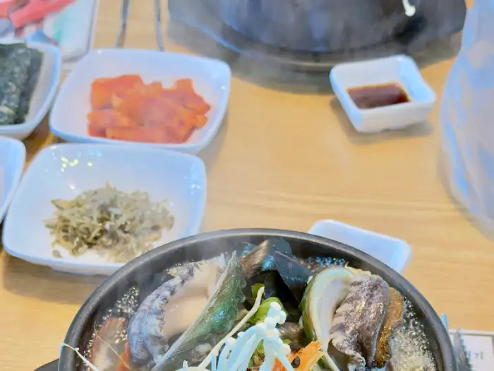 뚝배기 전복해물탕 근접 사진