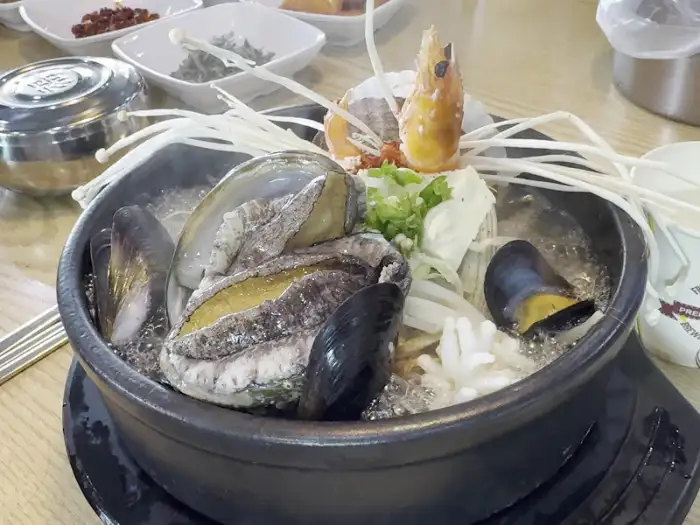 전복해물탕 전체 모습 사진