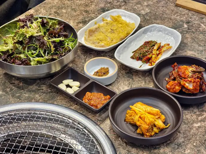 다양한 밑반찬과 샐러드가 차려진 테이블 모습