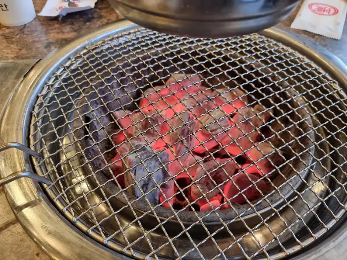 활활 타오르는 숯불