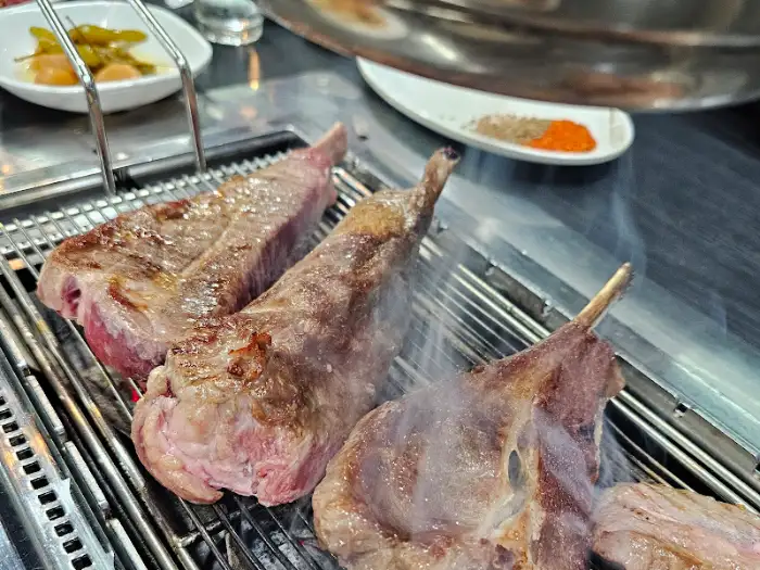 양치기소녀, 숯불 위 양갈비