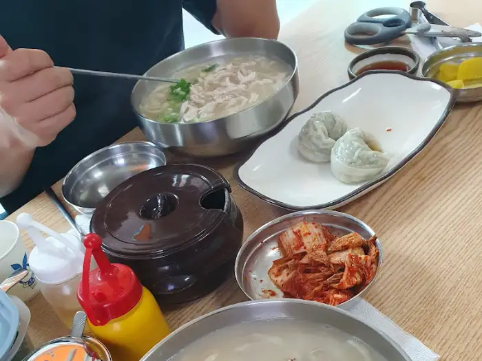 황금칼국수 초계국수와 한상차림