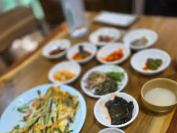 식탁 위에 차려진 다양한 반찬들